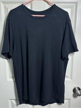 Men’s Lilulemon Short Sleeve Crew Tee in Black-lightweight, size Large